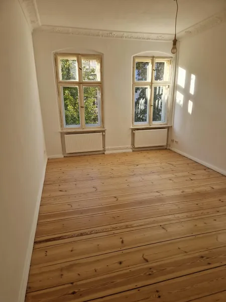 Frisch sanierte 2-Zimmer-Altbauwohnung mit Dielen, Stuck und Einbauküche in Neukölln — photo 1